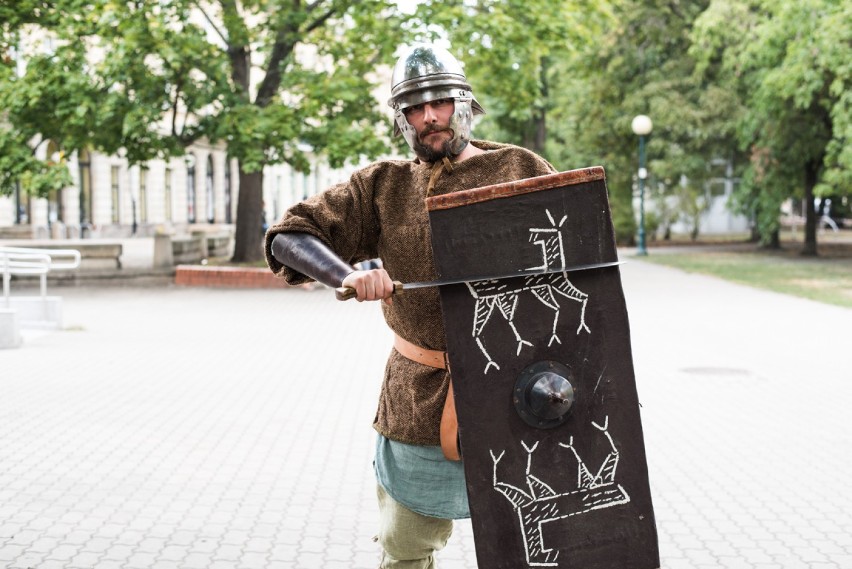 Warszawscy rekonstruktorzy odtwarzają czasy wielkich potęg i...