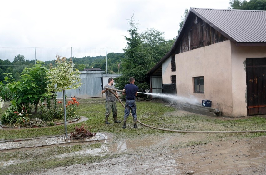 Mieszkańcy Chmielnika usuwają skutki potężnej ulewy, która w...