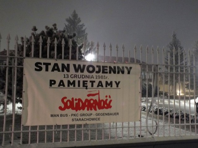 Na płocie MAN Bus Starachowice, od strony ulicy 1 Maja wisi baner o stanie wojennym