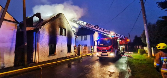 Dzisiaj przed godziną 5 rano strażacy otrzymali zgłoszenie o pożarze domu jednorodzinnego w Łambinowicach.