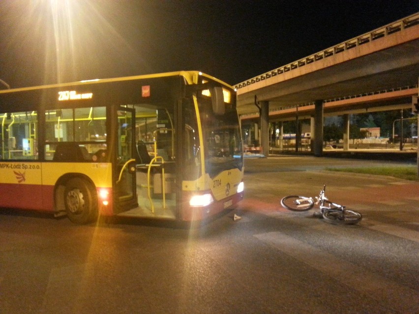 Wypadek na Włókniarzy w Łodzi. Autobus MPK potrącił rowerzystę [ZDJĘCIA]