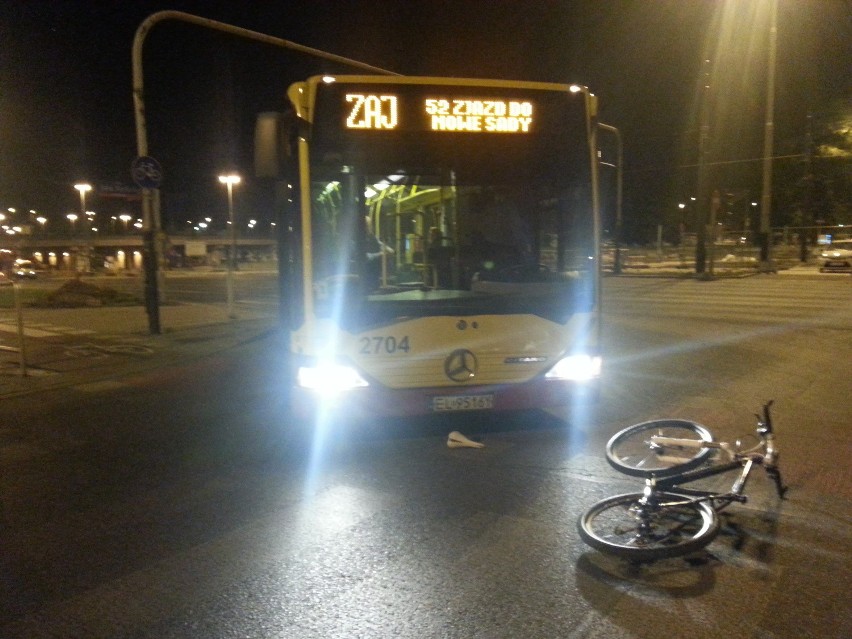 Wypadek na Włókniarzy w Łodzi. Autobus MPK potrącił rowerzystę [ZDJĘCIA]