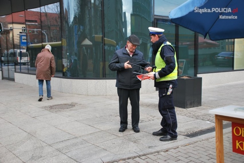 Policjanci rozdawali w Katowicach odblaski