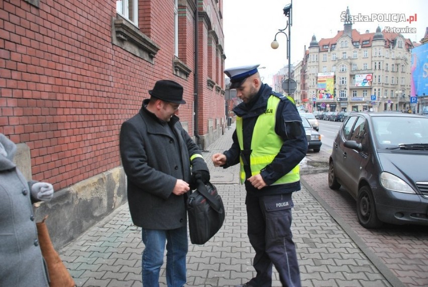 Policjanci rozdawali w Katowicach odblaski