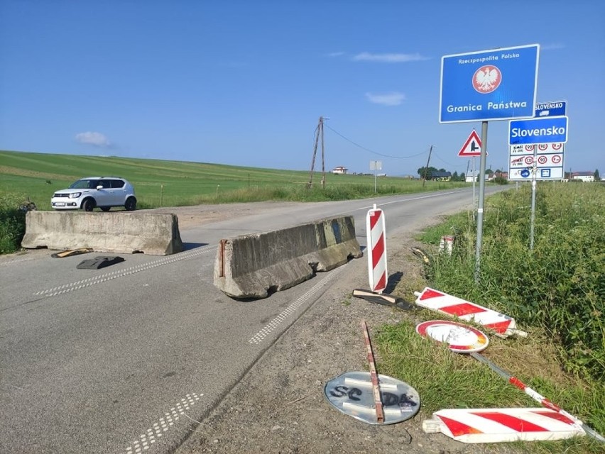 Chochołów. Granica ze Słowacją znów otwarta. Tyle, że na dziko. Ktoś w nocy poprzesuwał betonowe zapory 