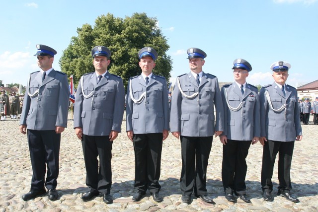 Laureaci plebiscytu Policjant Roku. Od lewej: asp. sztab. Robert Knapik, st. sierżant Łukasz Dudzik, asp. Tomasz Warot, asp. sztabowy Paweł Karp, asp. Piotr Kolbusz i starszy asp. Grzegorz Gurgul.