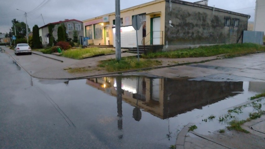 Waplewo. Skrzyżowanie z drogą powiatową: gdy pada deszcz mieszkańcy brną przez wodę! ZDJĘCIA