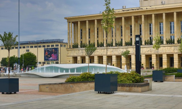 Teatr Wielki w Łodzi rozpoczyna nowy sezon w atmosferze niepewności. Chętnych na stanowisko dyrektora jest więcej niż wolnych miejsc, a i tak Zarząd Województwa zamierza ogłosić konkurs