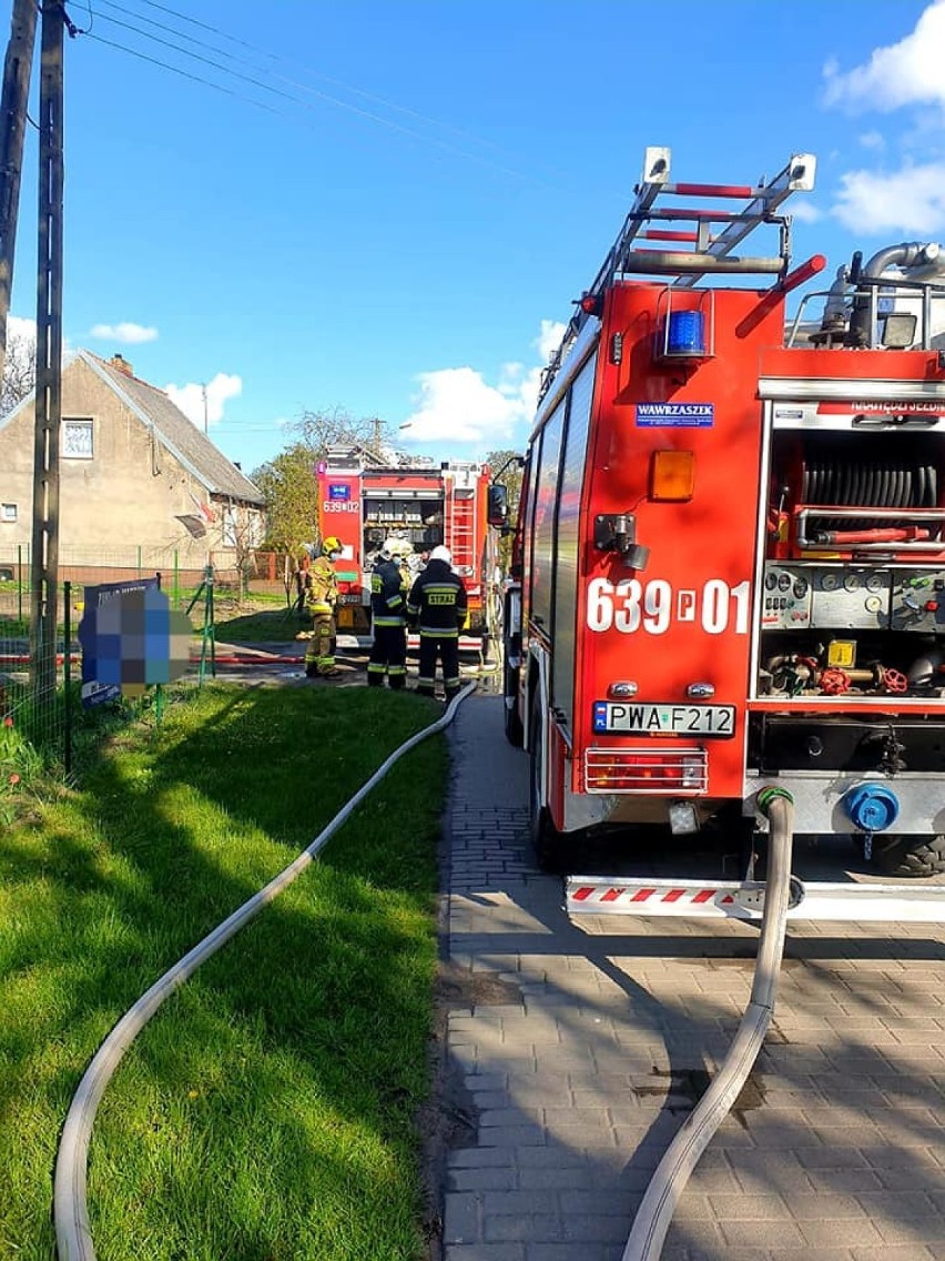 Pożar budynku w Damasławku. Interweniowały zastępy straży pożarnej z całej okolicy 