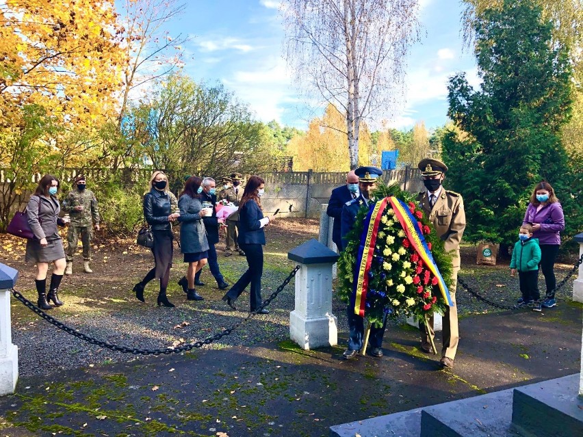 Dyplomatyczna delegacja z Rumunii na cmentarzu jeńców wojennych w Tucholi