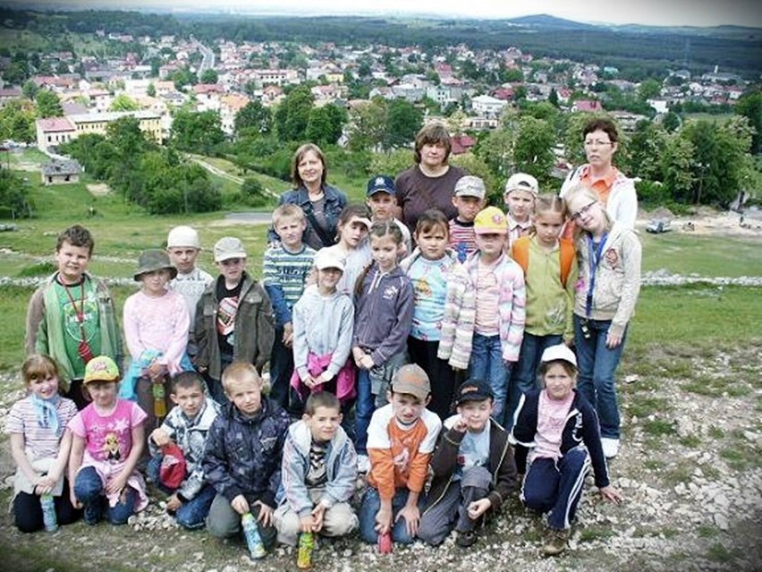 Uczniowie i nauczyciele Szkoły Podstawowej w Złoczewie na archiwalnych fotografiach ZDJĘCIA