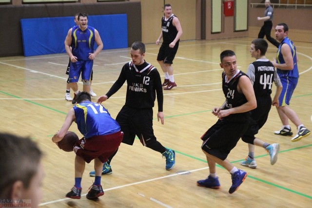 W weekend rozegrano mecze półfinałowe Włocławskiej Ligi Koszykówki Amatorskiej. O miejsca 5-8 II ligi walczyły Groneko i UKS Feniks/Hotelik Delfin.