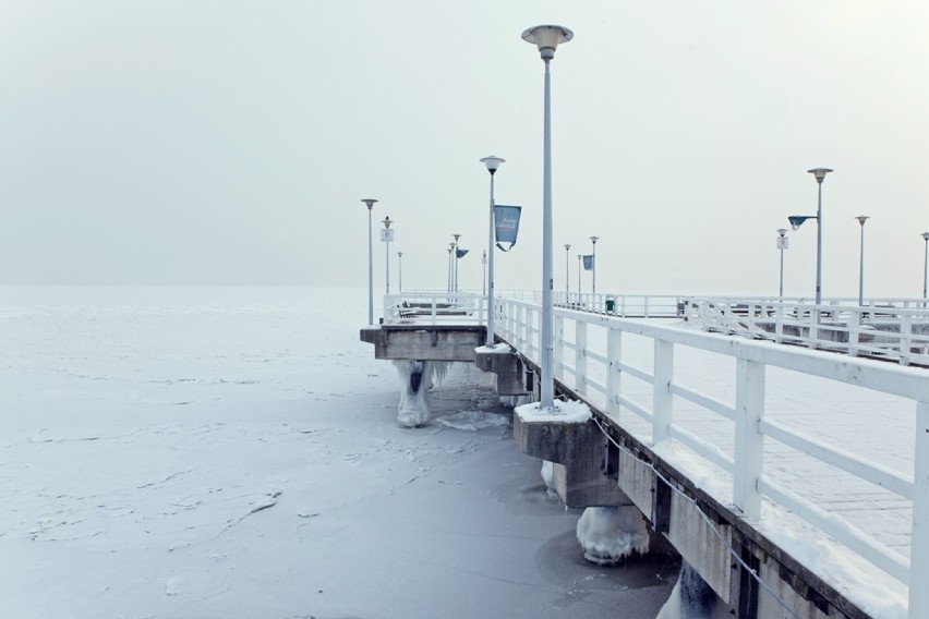 Zamarznięta Zatoka Gdańska: Molo w Brzeźnie o poranku