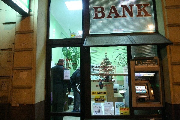 Napad na bank w Nowym Sączu: łupem padło ok. 10 tys. zł