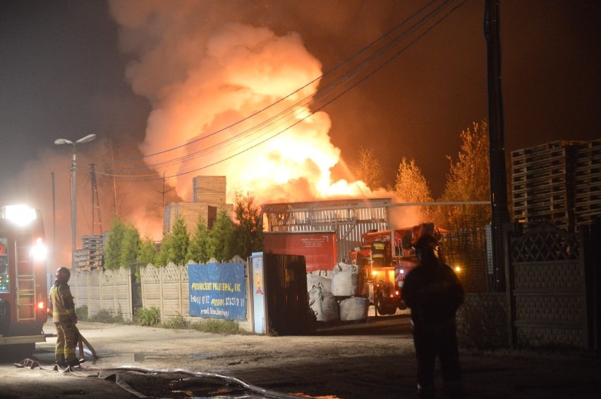 Łaziska: Pożar w Zakładzie Lidmar [ZDJĘCIA]. Z ogniem walczyło 46 strażaków