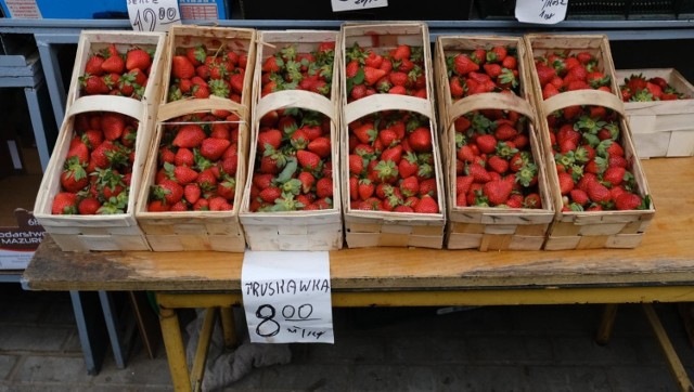 Ceny owoców i warzyw wysokie, ale zaczęły spadać. Na targach wciąż sporo płacimy za truskawki, czereśnie, bób, ogórki i pomidory. (Zdjęcia z targowiska w Zabrzu).
