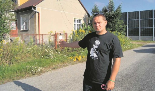 Krzysztof Bogusz przy jednym z opuszczonych budynków. - Nadaje się na lokal komunalny - mówi