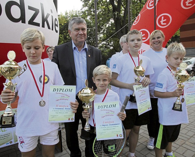 Marszałek Województwa Łódzkiego Witold Stępień uhonorwał przed chwilą najlepszych młodych tenisistów. Wygrał ten niewysoki jeszcze chłopiec Wojciech Wiktorowicz