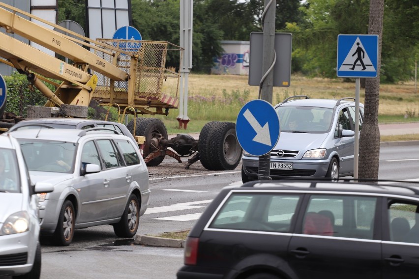 Ciężarówka zgubiła tylną oś wraz kołami [zdjęcia]