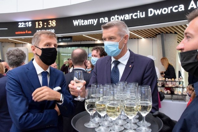 Podczas otwarcia dworca w Kielcach prezydent Kielc Bogdan Wenta wzniósł symboliczny toast.