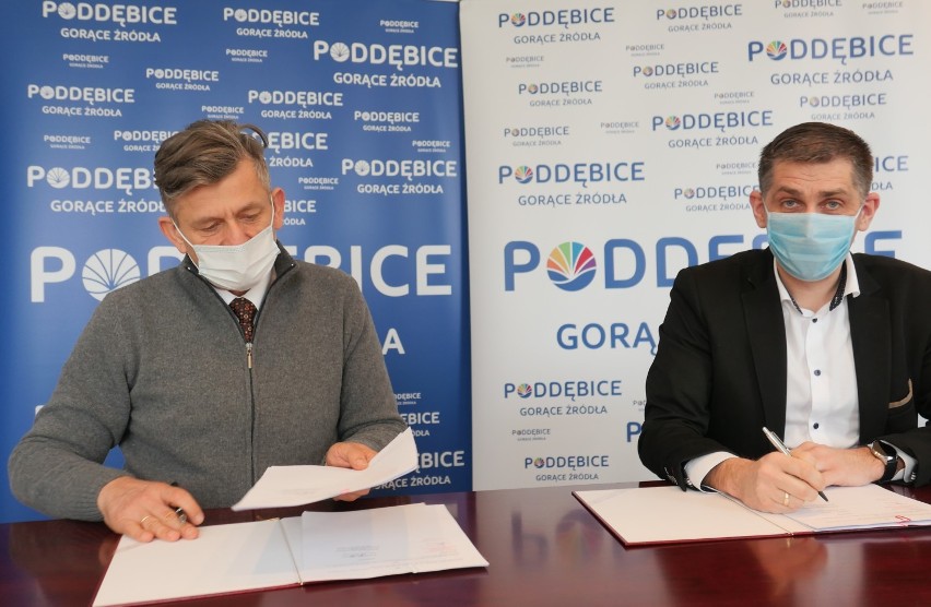 Droga Golice-Małe w gminie Poddębice zyska nową nawierzchnię. Umowa podpisana (fot)