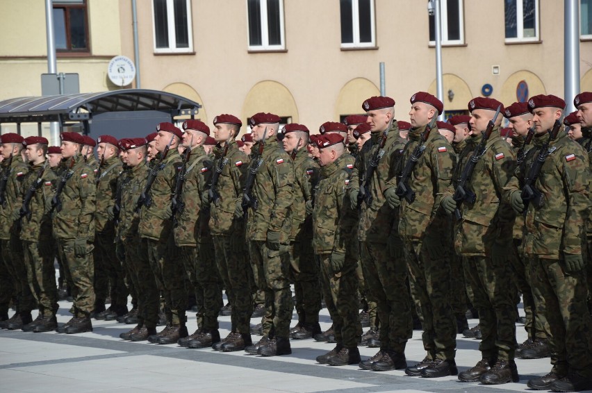 Tak wyglądała przysięga wojskowa jaką w marcu złożyli ochotnicy z 1 batalionu wchodzącego w skład 25 Brygady Kawalerii Powietrznej. Uroczystość odbyła się w Rawie Mazowieckiej