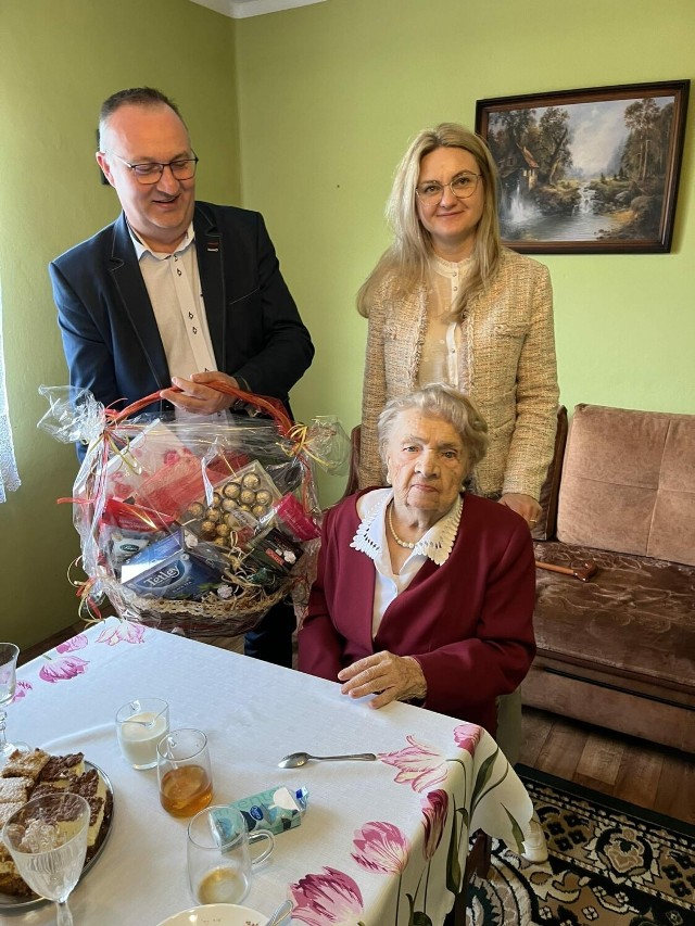 100 lat skończyła Zofia Marszałek z Dziadkowic w gminie Szadek. Z tej okazji były życzenia, prezenty i symboliczny tort.