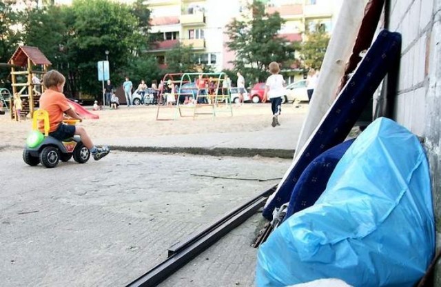 Tuż przy placu zabaw jest śmietnik, często leżą tu wyrzucone przez lokatorów odpadki. (fot. Wojciech Alabrudziński)