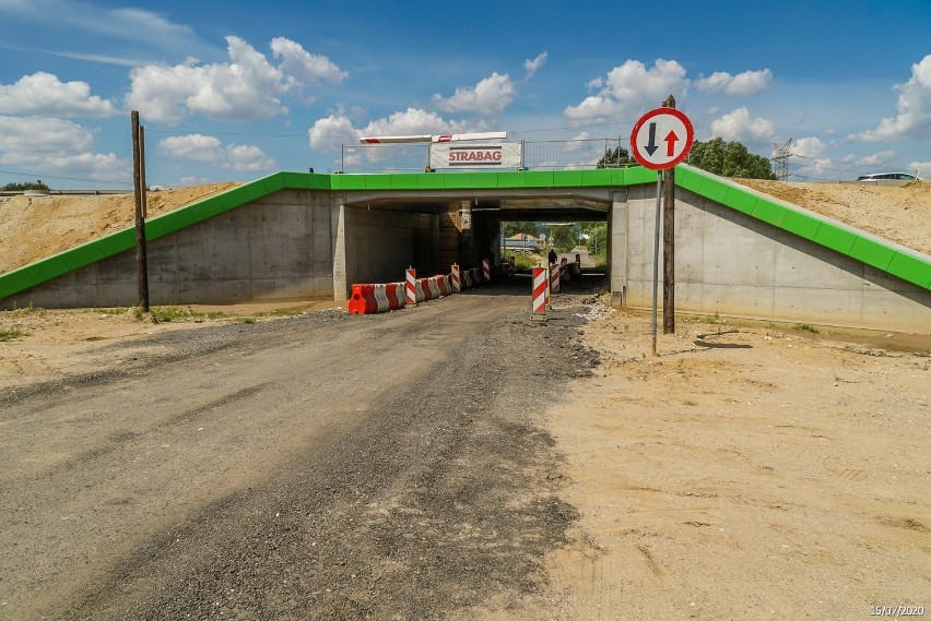 Tak postępują prace na budowie A1 koło Radomska. ZDJĘCIA z...