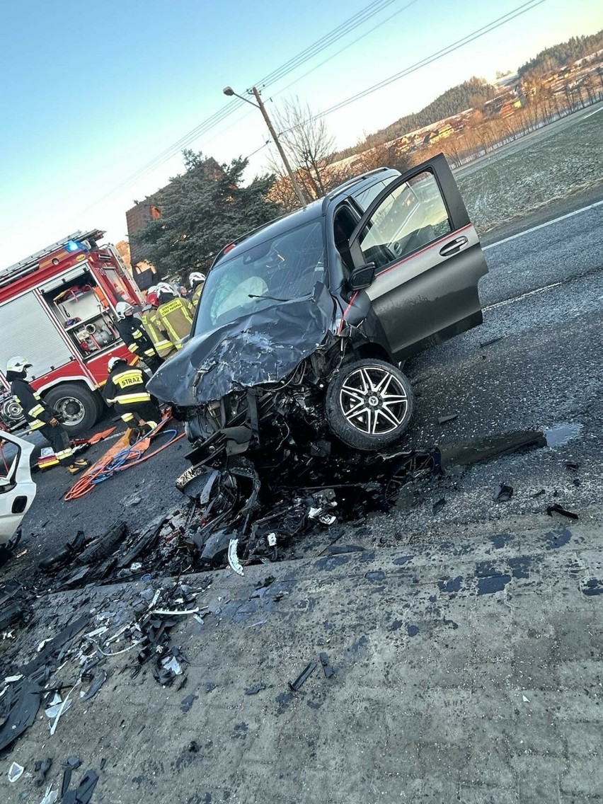 Poważny wypadek na drodze krajowej w Spytkowicach. Czołowo zderzyły się dwa auta