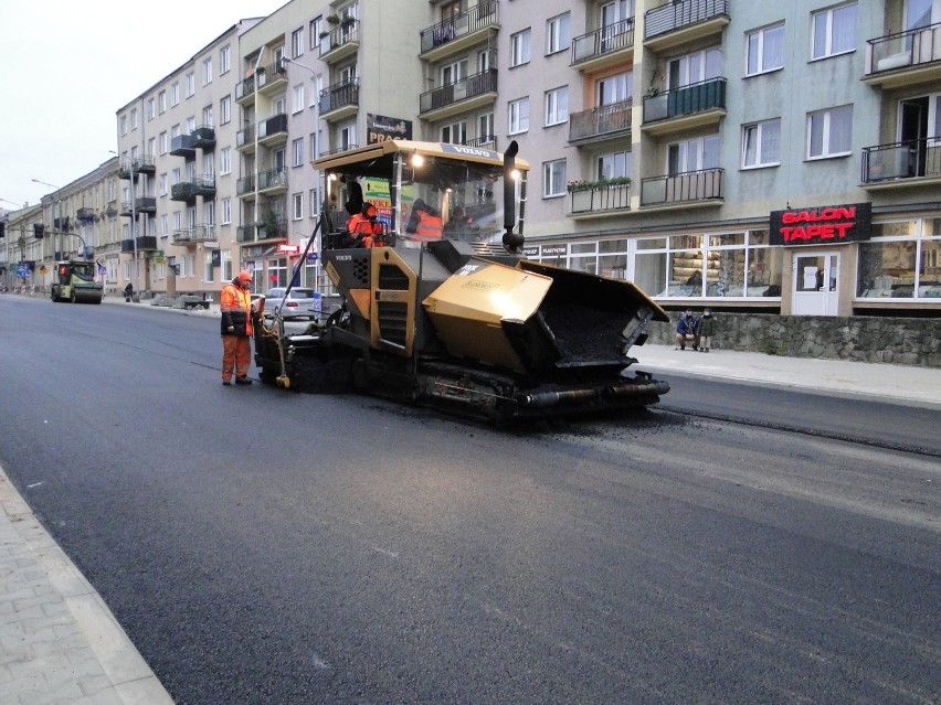 Trwa układanie ostatniej warstwy asfaltu na ulicy 25 Czerwca...