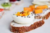 Co stanie się z Twoim organizmem, jeśli będziesz jeść jajka każdego dnia? Czy podnoszą poziom cholesterolu? Poznaj fakty i mity na temat jaj