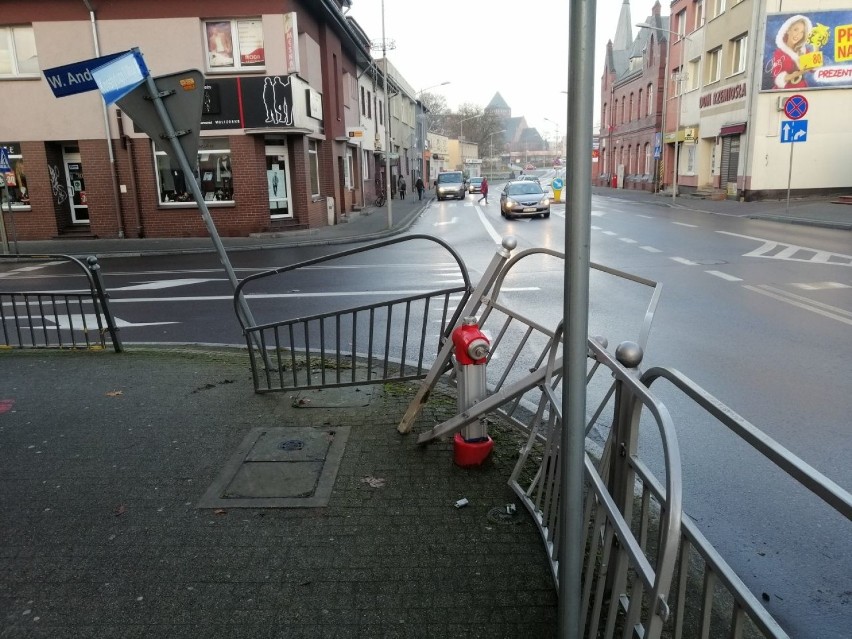 Bariera stojąca na skrzyżowaniu ulic Konstytucji 3 Maja i...