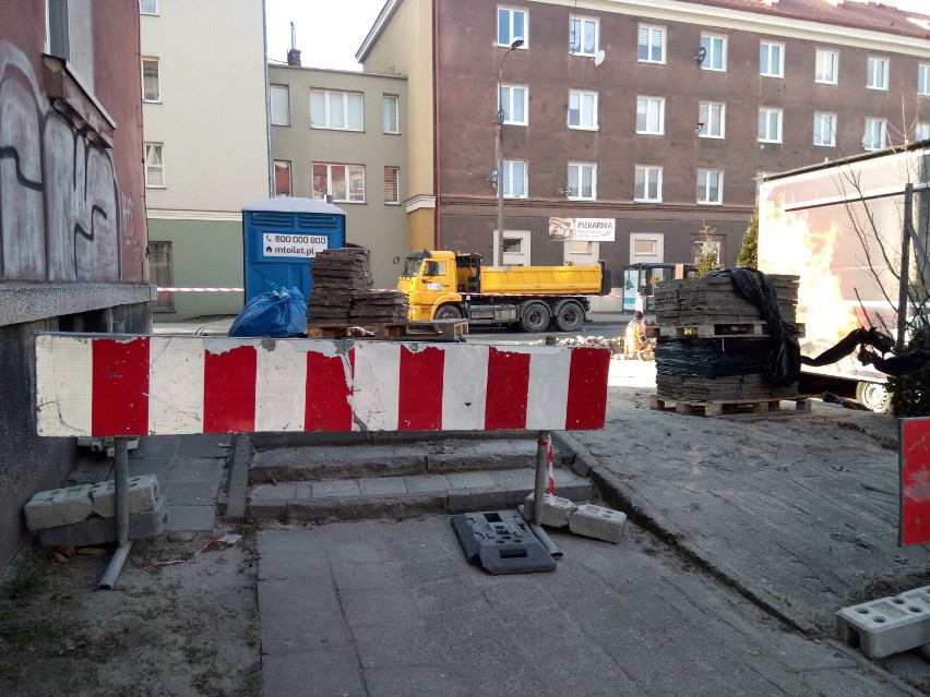 Trwa remont jednej z zatok autobusowych przy ulicy Bankowej...