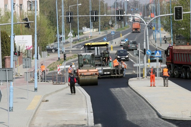 Przebudowa ulicy Leszczyńskiej w Legnicy, wylewany jest asfalt.