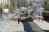 Przebudowa ulicy Leszczyńskiej w Legnicy, wylewany jest asfalt [ZDJĘCIA]