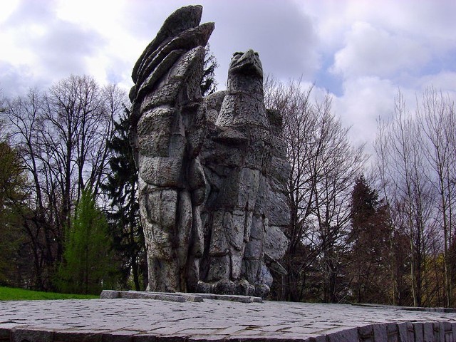 Pomnik Zwycięstwa na dawnym Wzgórzu Szubienicznym. Wybudowany na tysiąclecie powstania Państwa Polskiego w 1966r. Projektant - Tadeusz Teller. (Wysokość monumentu około 8 metrów.) Pomnik wybudowały nieistniejące już Ziębickie Zakłady Ceramiczne z lokalnej glinki ogniotrwałej.