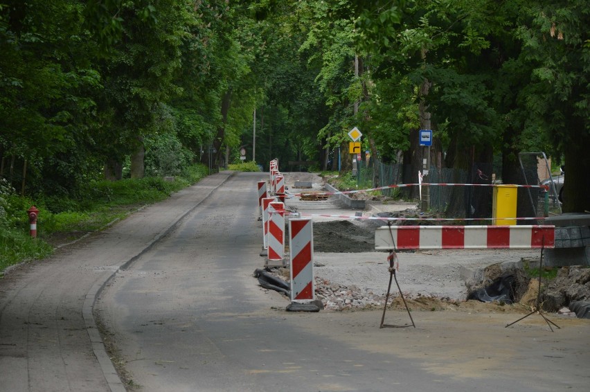 Malbork. Trwa remont ulicy Parkowej - droga zwężona, utrudnienia dla kierowców [ZDJĘCIA]