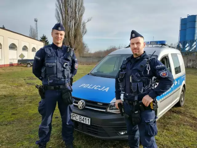 Auto eskortowali  sierż. Waldemar Jagusiak i sierż. Damian Wtorek z policji w Grudziądzu