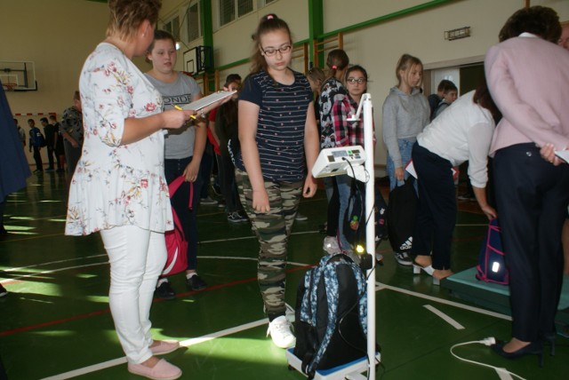 Akcja ważenia tornistrów w Zespole Szkół w Iwanowicach pod Kaliszem