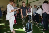 Ogólnopolski Dzień Tornistra. W Zespole Szkół w Iwanowicach ważyli plecaki uczniów [FOTO]