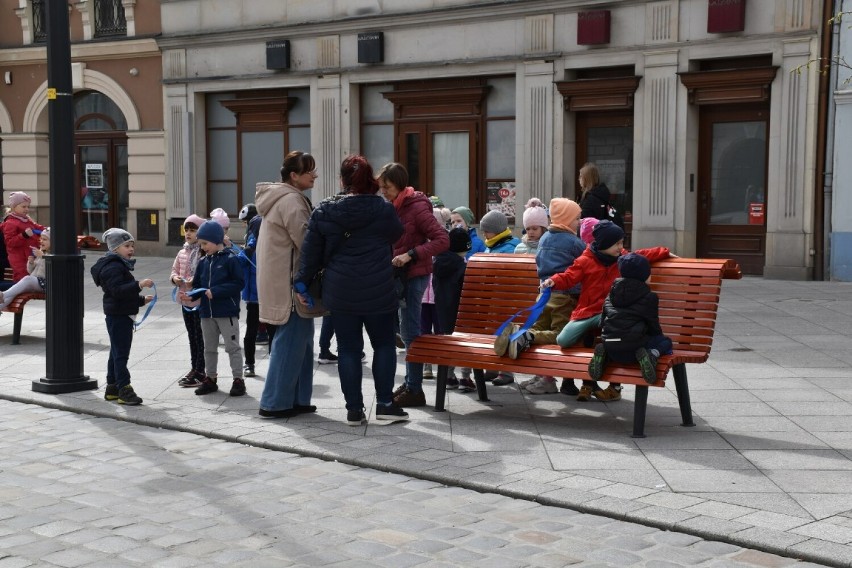 Światowy Dzień Świadomości Autyzmu w Kaliszu. Niebieski korowód przeszedł ulicami miasta. ZDJĘCIA