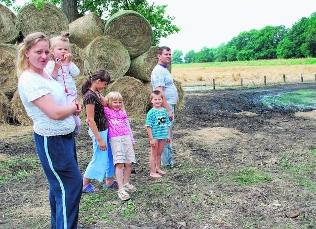 Monika i Artur Durałowie z Borkowa stracili w majowej powodzi uprawy z 70 hektarów. Za szkody dostaną 4 tysiące złotych odszkodowania