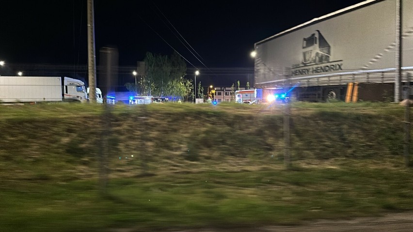  Wybuchy w dzielnicy Częstochowy! Niespokojny wieczór dla mieszkańców Wyczerp - 3 ciężarówki spłonęły przy hucie Stoelzle. Zdjęcia i wideo