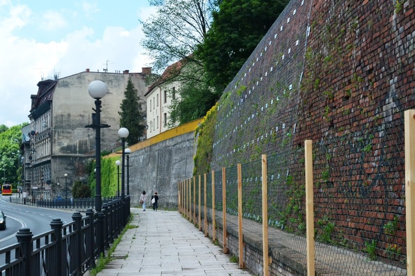 chodnik wzdłuż muru Zamku Sułkowskich
