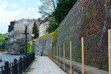 Chodnik wzdłuż muru Zamku Sułkowskich wreszcie otwarty