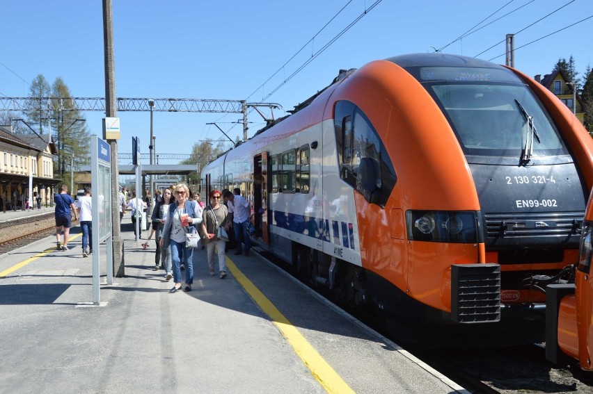 Zakopane. Na stację kolejową podjechał pociąg Podhalańskiej Kolei Aglomeracyjnej [ZDJĘCIA]