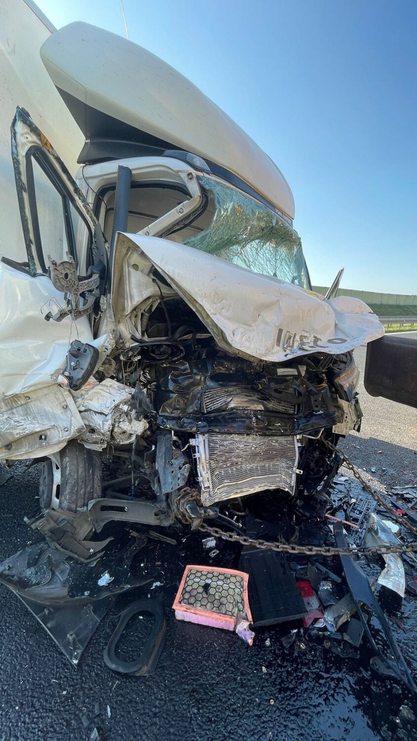 Wypadek na S5 w Fałkowie. Kierowca samochodu ciężarowego uderzył w pojazd służby drogowej