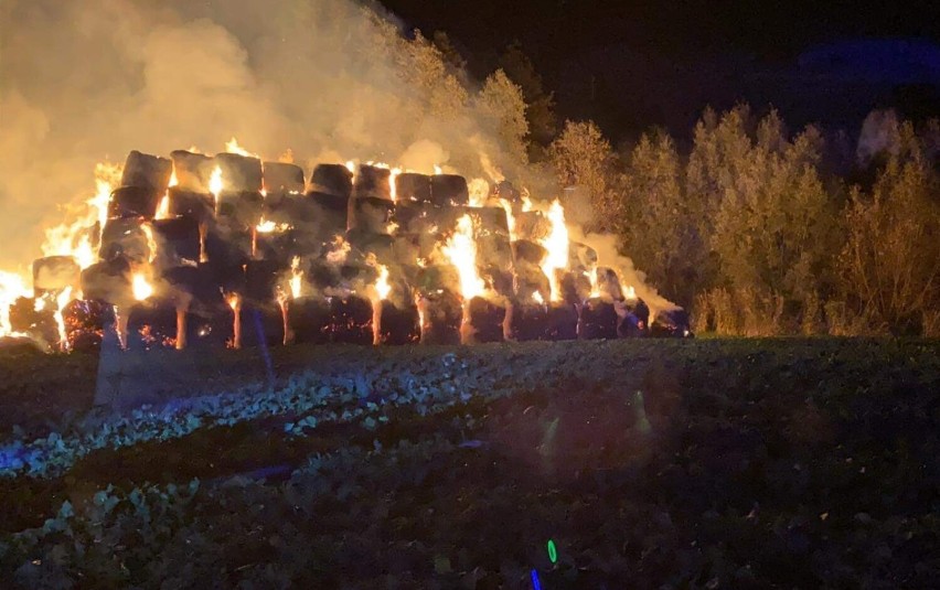 Pożar stogu siana w Szembruczku w powiecie grudziądzkim. W...