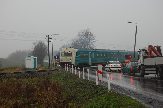 Na przejeździe w Koniecwałdzie panował chaos &#8211; znak STOP to się pojawiał, to był zdejmowany